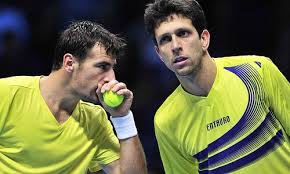 Duplas de brasileiros vencem e avançam em Wimbledon