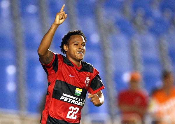 Meia Marcinho é o novo reforço do Vitória