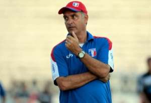 Carlos Octávio analisa propostas durante a Copa do Mundo