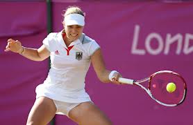 Tênis: Kerber supera batalha, elimina Sharapova e avança