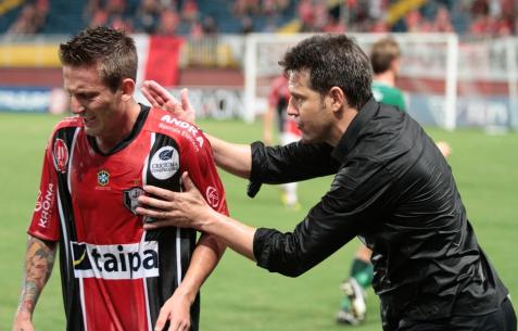 Aldair ainda sob o comando do técnico Argel Fucks no Joinville
