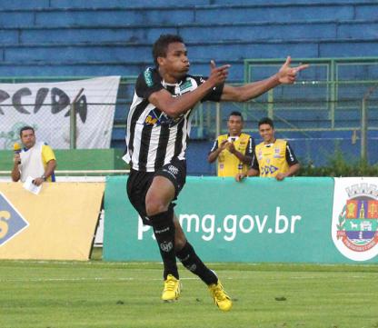 Núbio Flávio comemorando um de seus gols pelo Tupi - Leandro Costa/Tribuna de Minas