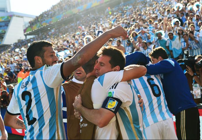 Messi comemorando com os jogadores argentinos a vitória contra a Suíça. - Villlalba