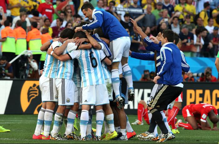 Argentina comemorando a classificação. - Uéber F. Rosário