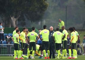 Copa 2014: Felipão escala Paulinho e faz testes na seleção