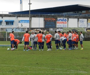 Série B: Com salários atrasados, jogadores do Avaí se reúnem com a diretoria