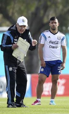 Agüero treina em campo e deve ser opção