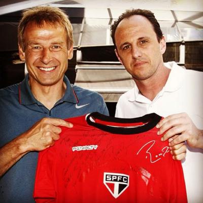 Klinsmann ganha camisa do São Paulo de Rogério Ceni! - Divulgação / São Paulo