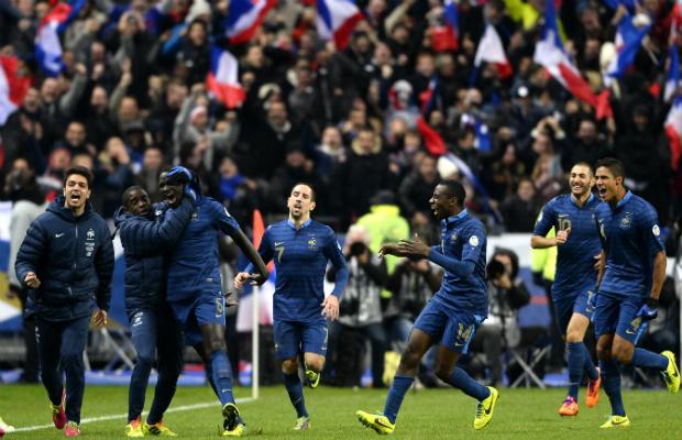 Copa 2014: França chega ao Rio e jogadores atendem os torcedores