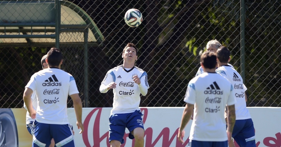 Copa 2014: Messi se diverte jogando ‘fut-tênis’ no treino em BH