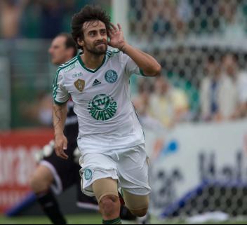 Fora da Copa, Valdivia volta a treinar no Palmeiras