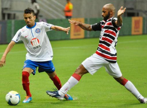 Tiago Costa em ação contra o Bahia
