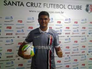 Série B: Santa Cruz apresenta goleiro Alex Alves, ex-Mogi Mirim