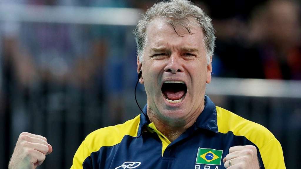 Seleção de vôlei chega em Milão e exalta reviravolta