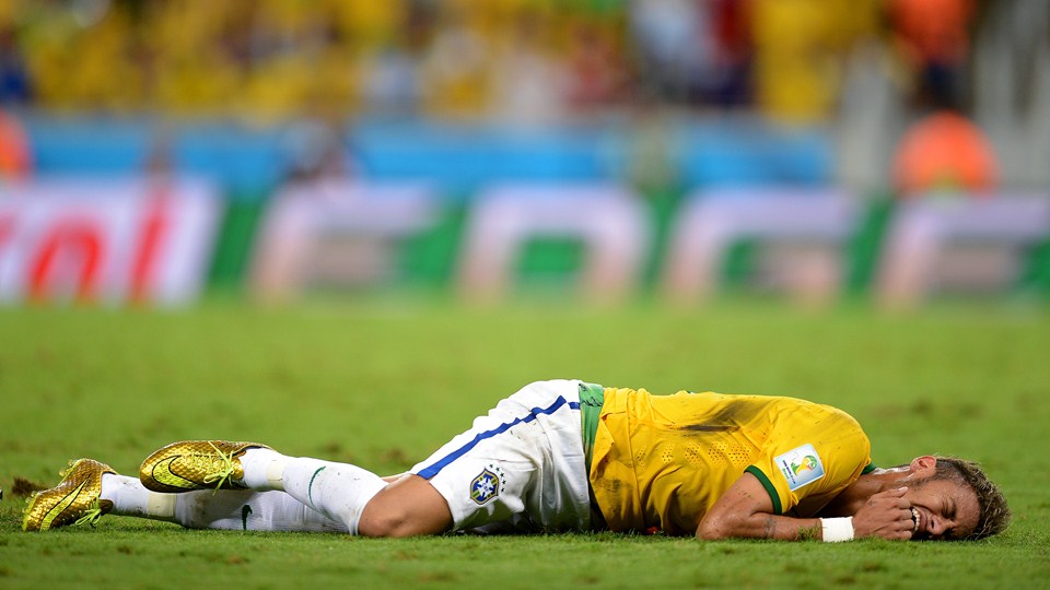 Copa 2014: Neymar deixa o jogo chorando e vai para o hospital