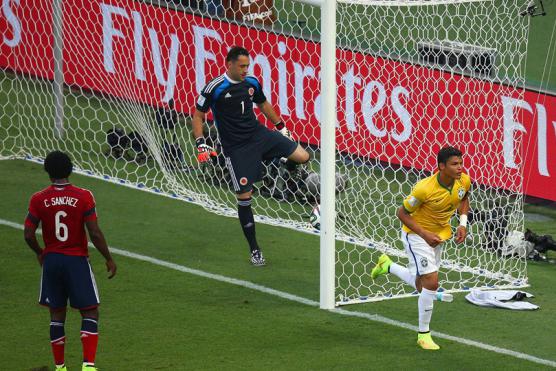Thiago Silva comemora o gol no primeiro jogo