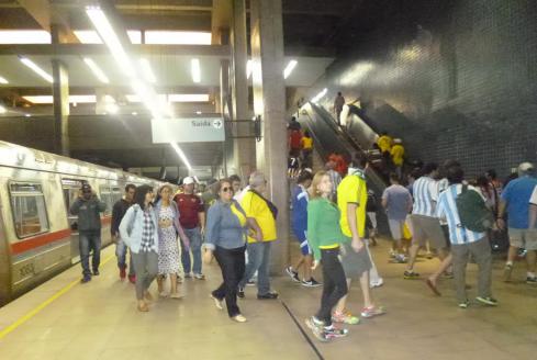 Copa 2014: Sem ônibus, torcida argentina grita: “até a pé nós iremos”