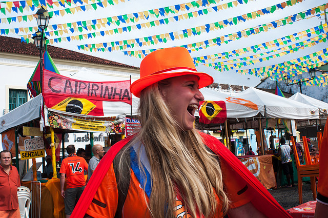 Copa 2014: Torcida Holandesa realiza marcha e pinta o Pelourinho de laranja