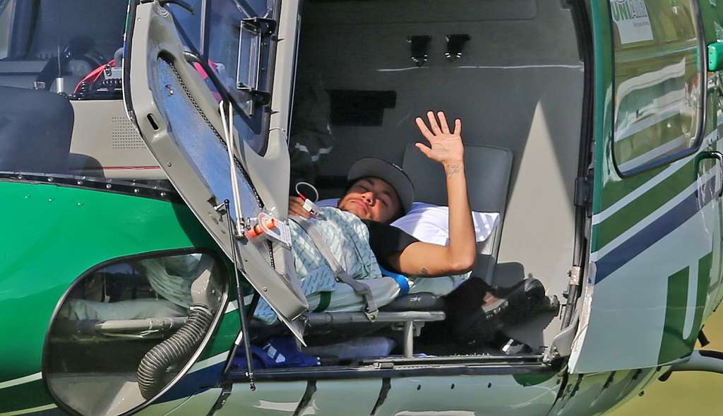 Médico prevê 45 dias de afastamento para Neymar