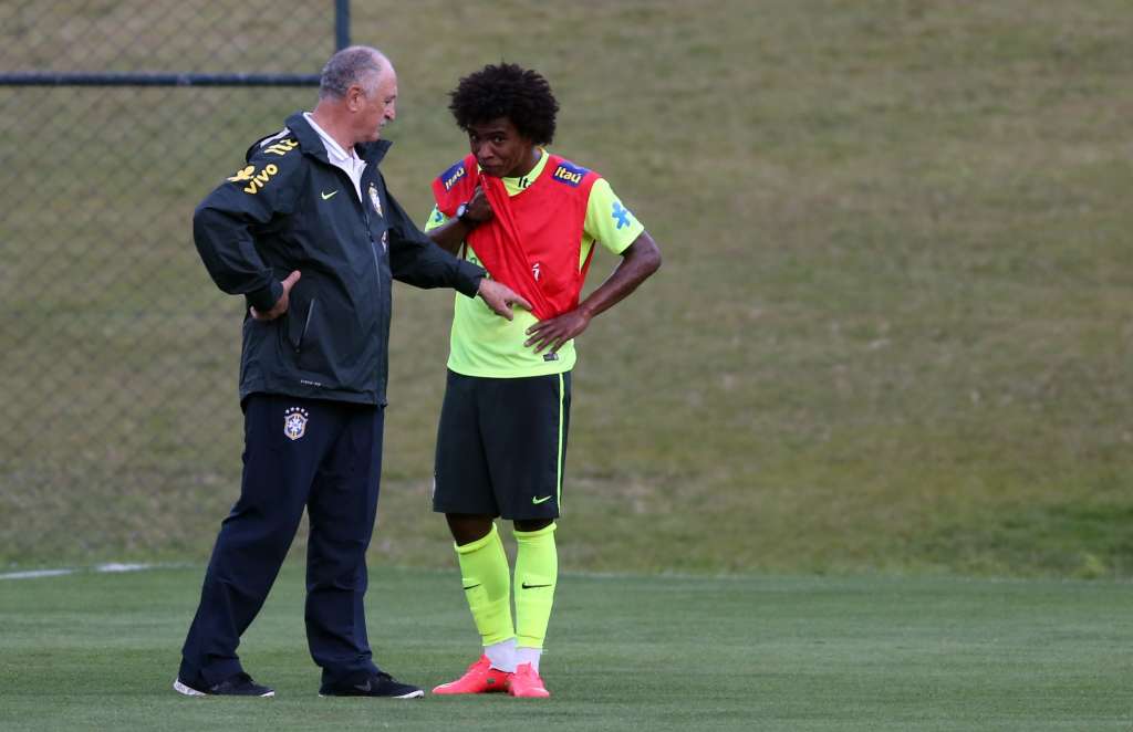 Copa 2014: Com dores nas costas, Willian deixa treino antes do fim