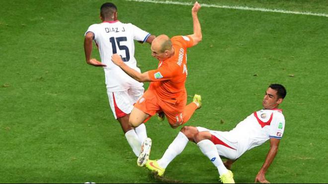 Robben tenta se livrar da marcação adversária