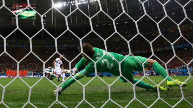 Krul defende pênalti de Bryan Ruiz