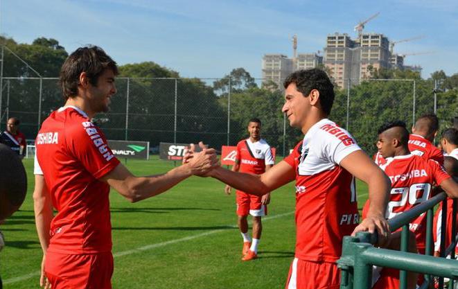 Kaká(dir.) cumprimenta PH Ganso(esq.)
