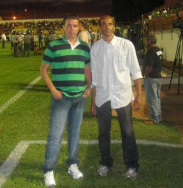 Reinaldo Silva ao lado do técnico Evaristo Piza