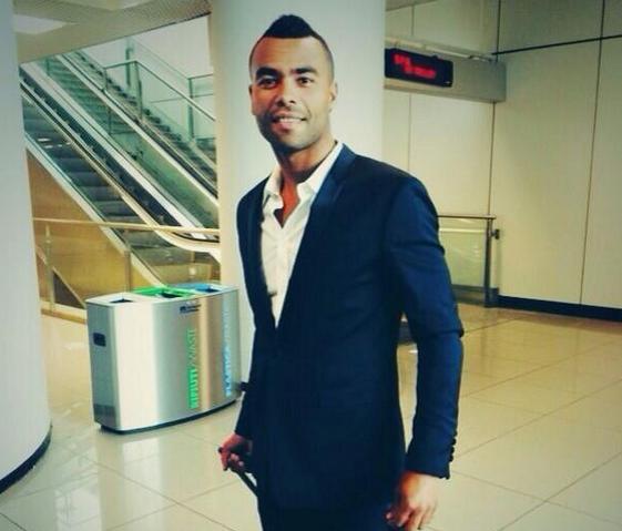 Italiano: Ashley Cole chega à Itália para assinar com a Roma