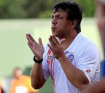 Técnico Rogério Lourenço analisa propostas durante a Copa