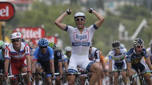 Assim como a etapa passada, Kittel(centro) vence mais uma