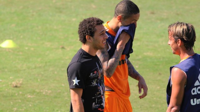 Flu recebe visita de Wellington Nem em treino na praia
