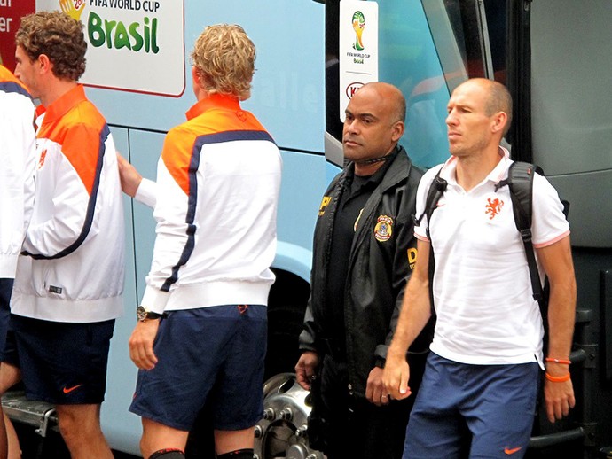 Copa 2014: Holanda chega a São Paulo e isolamento frustra torcida