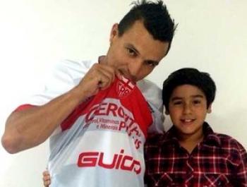 Éder no momento da apresentação - CRB/Divulgação