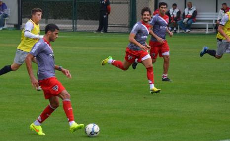 Com essa formação, o São Paulo abriu o placar com Antonio Carlos, que marcou de cabeça ao aproveitar cobrança de escanteio
