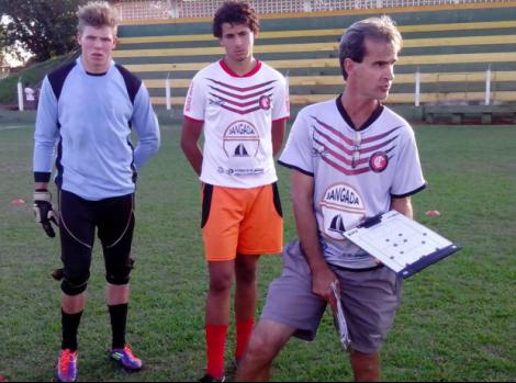 O técnico Denilson Rafaine segue na espera por reforços