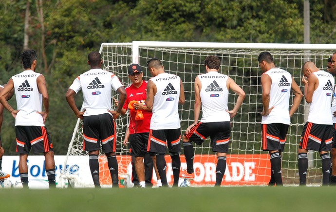 Ney Franco arma time do Flamengo com três zagueiros