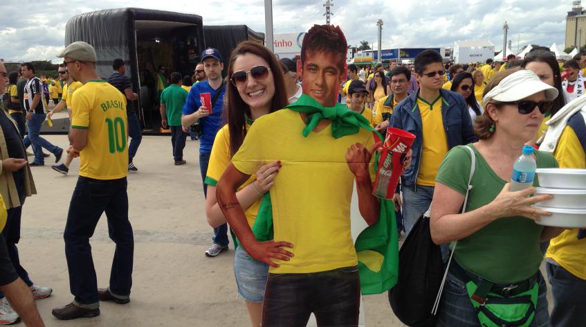 Bruna Marquezine fake leva Neymar de papelão ao Mineirão! - Rodolfo Brito / Agência FI