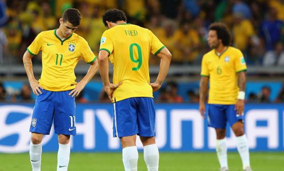 Seleção brasileira lamentando a derrota