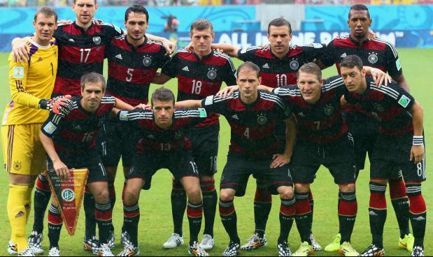 Podolski com todo a seleção alemão, contra os Estados Unidos