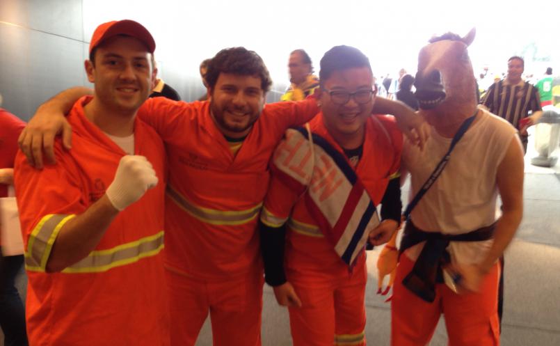 Brasileiros vestem laranja dos garis de São Paulo para torcerem pela Holanda! - Rodolfo Brito / Agência FI