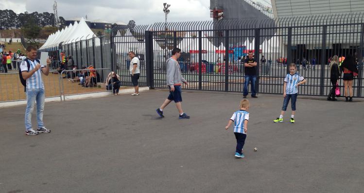 Garotos argentinos brincam na entrada da Arena Corinthians! - Rodolfo Brito / Agência FI