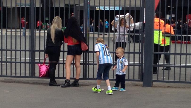 Crianças argentinas se divertem com a pequena bola antes da verdadeira rolar! - Rodolfo Brito / Agência FI