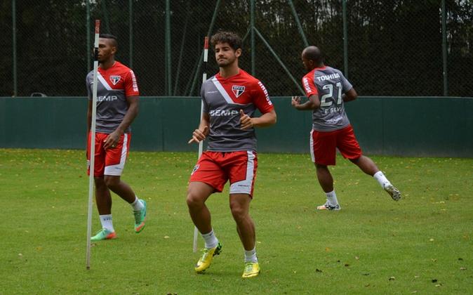 Clima quente! Maicon dá bronca em Alexandre Pato, e confusão marca treino do São Paulo
