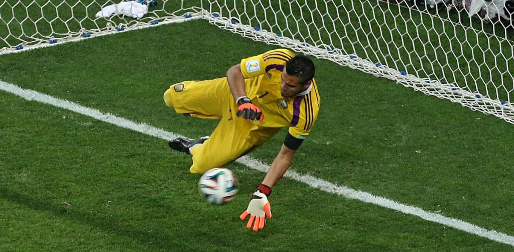 Copa 2014: Vlaar conta que não bateria o 1º pênalti da Holanda