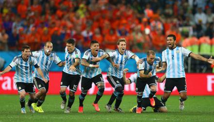 Jogadores Argentinos comemorando a vaga para a final