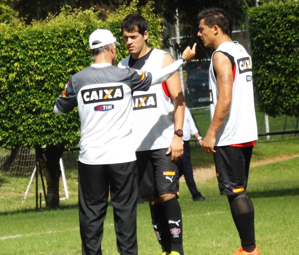 Cáceres sofre contusão e desfalca Vitória no retorno do Brasileirão