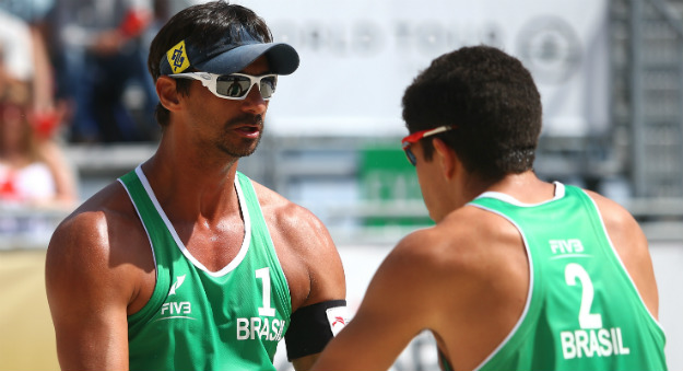 Vôlei: Ricardo e Álvaro avançam invictos no vôlei de praia