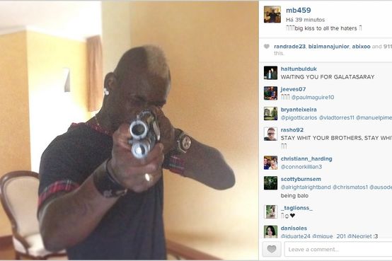 Balotelli posta foto com arma e manda ‘beijo a inimigos’