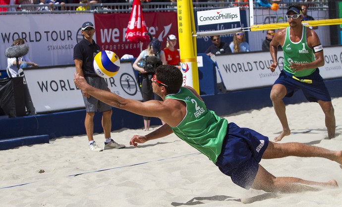 Vôlei: Brasil vai com 4 duplas às oitavas no vôlei de praia